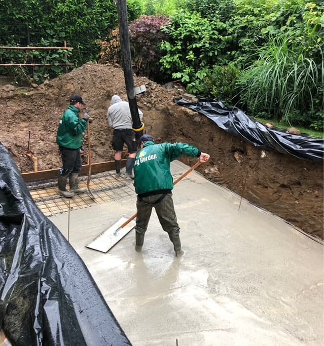 Team bei der professionellen Bodenvorbereitung